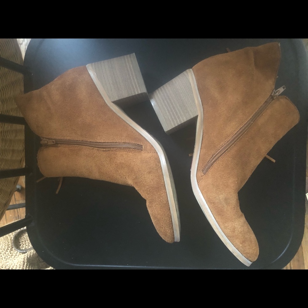 Kenneth Cole Suede Dark Tan Booties with Fringes